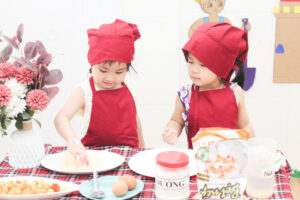 Tiết học làm bánh cà trường Mầm non Bee