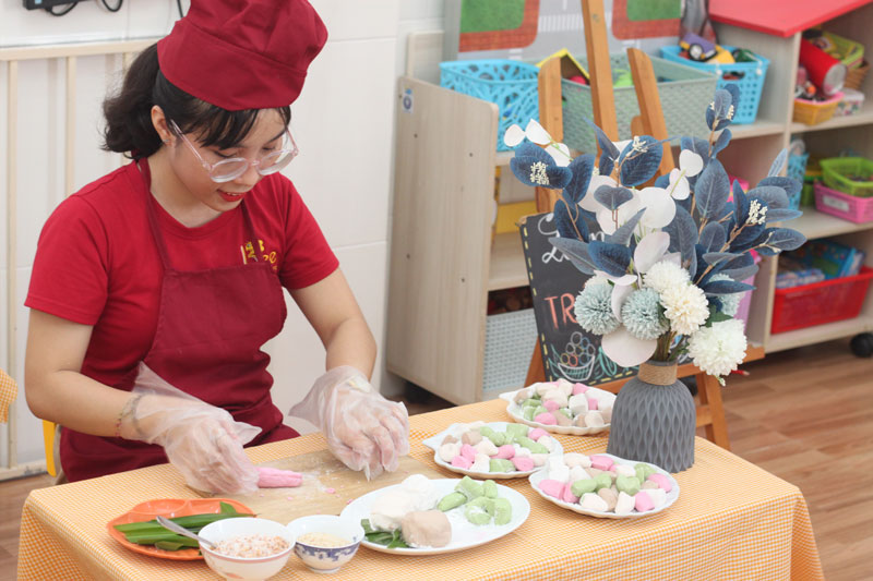 Tiết học làm bánh trôi ngũ sắc trường Mầm non Bee