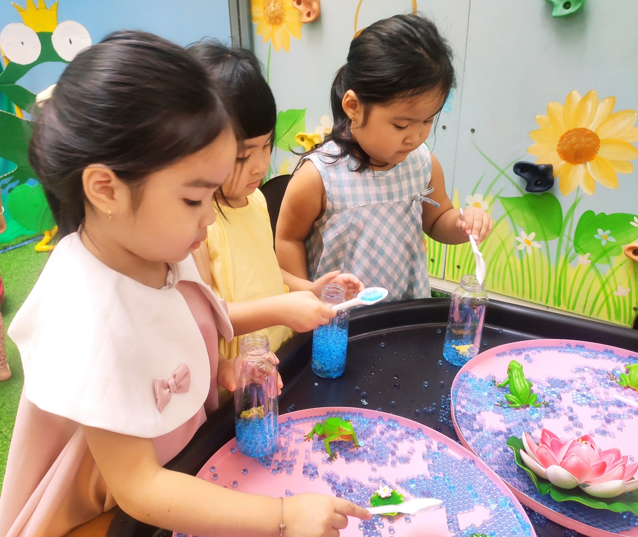 Giờ chơi Sensory thú vị của các bé lớp Worker Bee