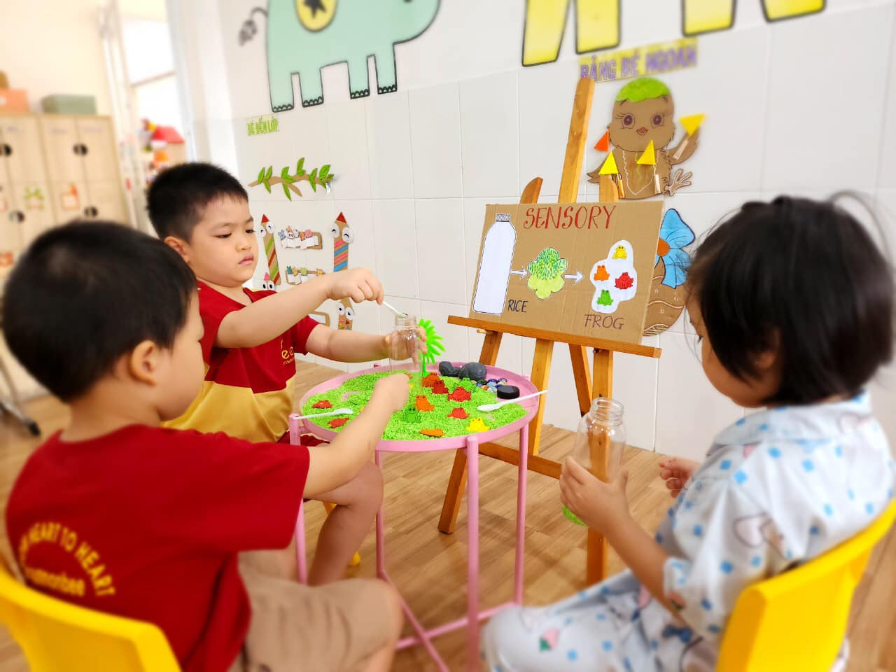 Trò chơi SENSORY của các bé lớp Queen Bee