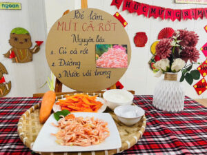 Bé tập làm mứt cà rốt ngày TẾT