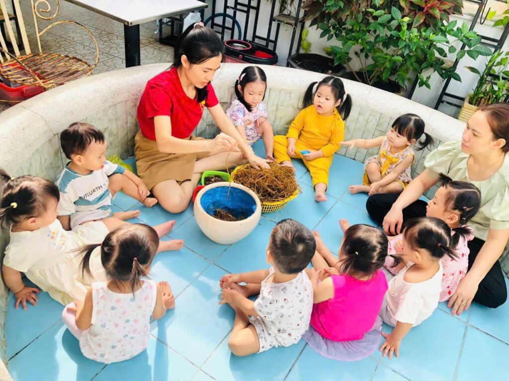 BÉ TRỒNG NẤM RƠM