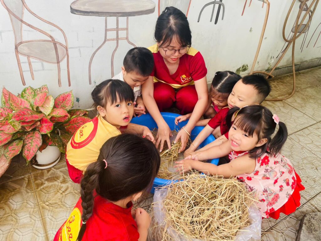 BÉ TRỒNG NẤM RƠM