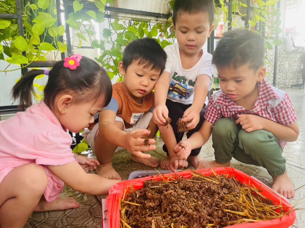 BÉ TRỒNG NẤM RƠM
